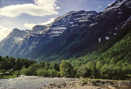 Cicerone - Walks and climbs in the Pyrenees.