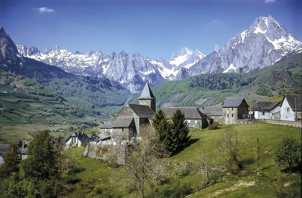 Cicerone - Walks and climbs in the Pyrenees.